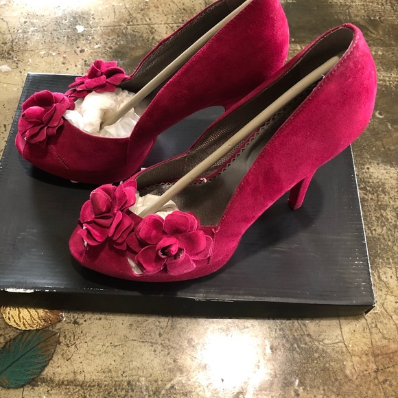 Fuchsia (non-vegan) suede, platform heel!!💗💗💗 - Picture 7 of 8